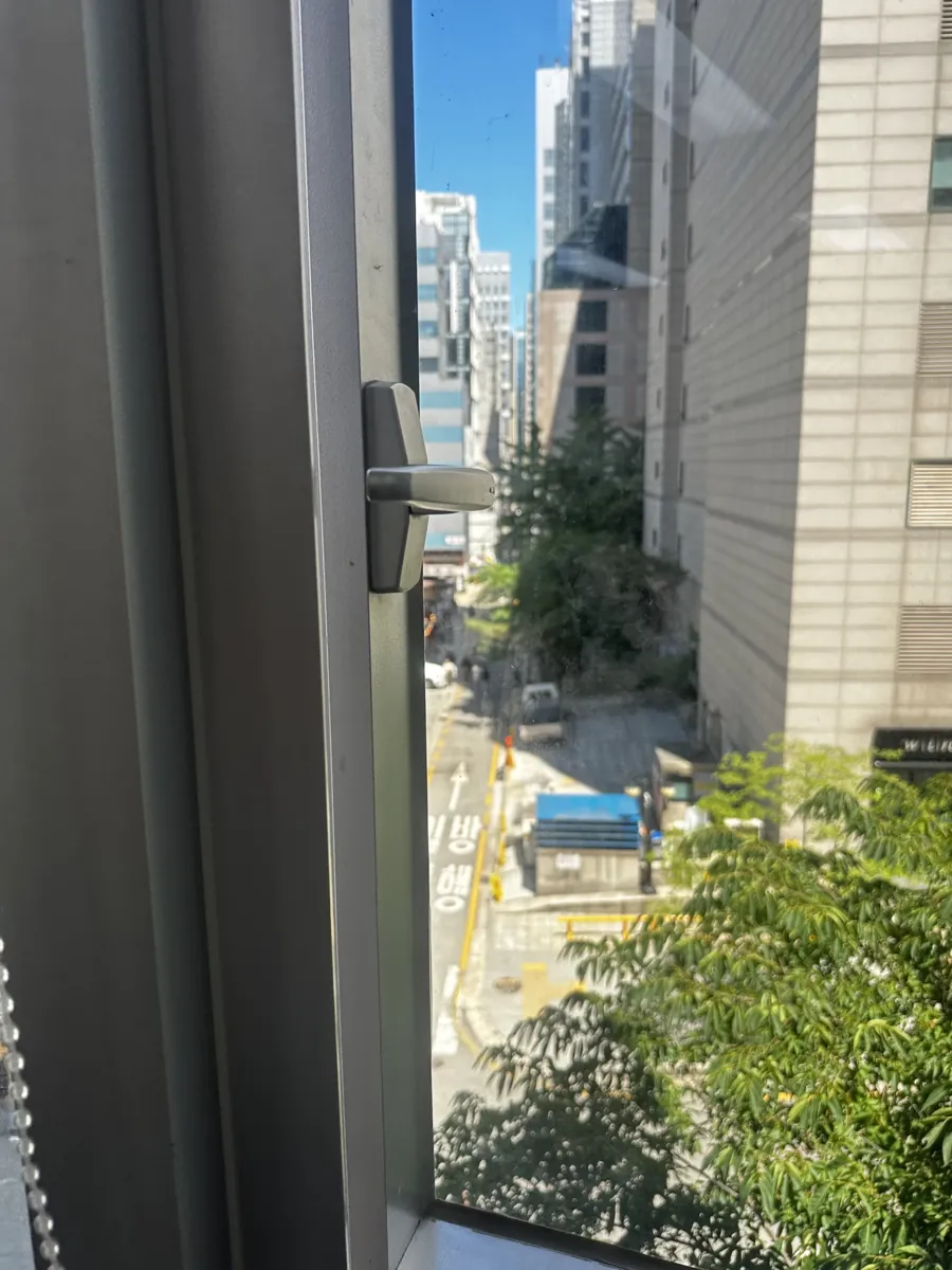 창문 손잡이 고장으로 부러져 안 열리던 창문 손잡이 출장사례 수리 전