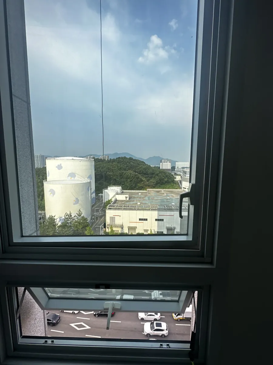 안 잠기던 흰 창틀의 검은 손잡이