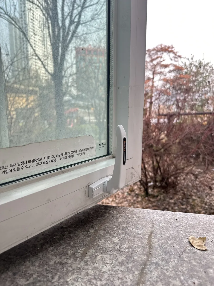 교체 후 단단히 고정된 흰색 창문 손잡이
