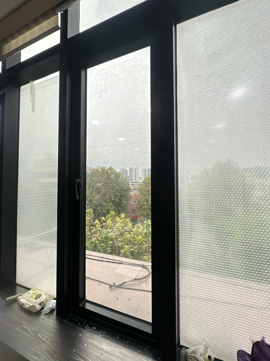 경첩 교체 후 반듯하게 닫힌 검은색 창문