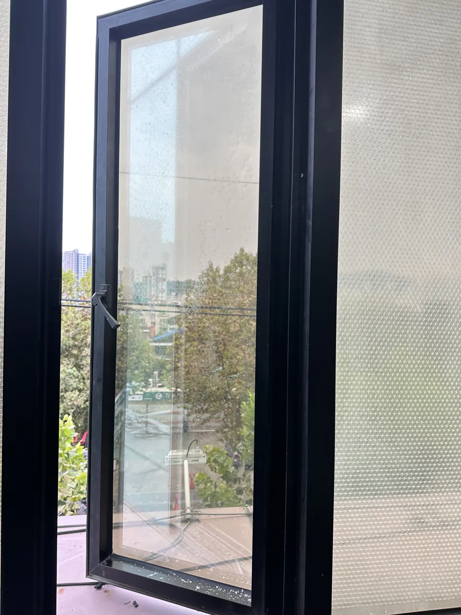 경첩이 처져 안 닫히던 검은색 창문