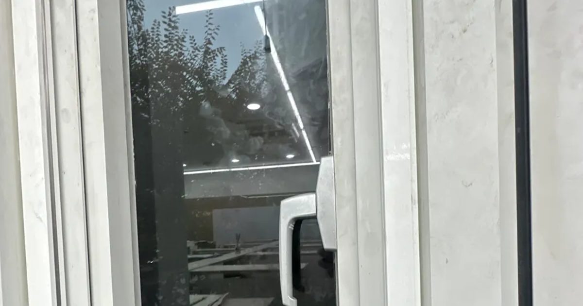 창문 손잡이 나사 안내 사진