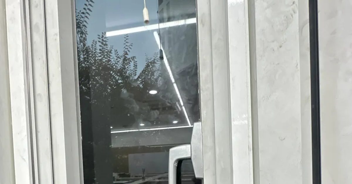 창문 덜컹거림 원인 안내 사진