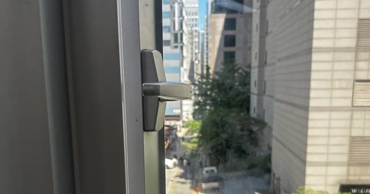 아파트 창문 손잡이 안내 사진